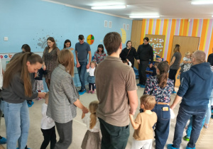 Wspólna zabawa z rodzicami do muzyki