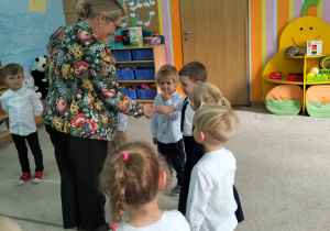 Pani Dyrektor pasuje chłopca czarodziejskim ołówkiem