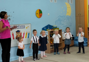 Dzieci śpiewają piosenkę