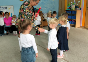 Pani Dyrektor pasuje chłopca czarodziejskim ołówkiem