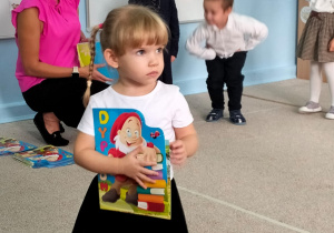 Dziewczynka prezentuje dyplom