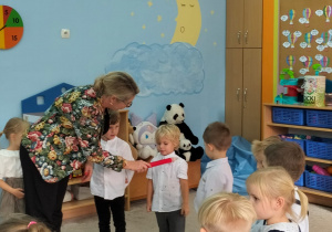 Pani Dyrektor pasuje chłopca czarodziejskim ołówkiem