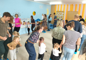 Wspólna zabawa z rodzicami do muzyki