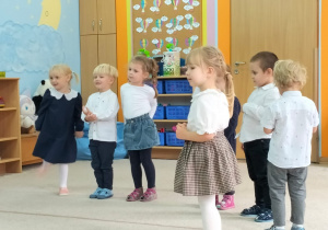 Dzieci recytują wierszyk