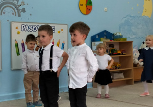 Chłopcy prezentują wiersz