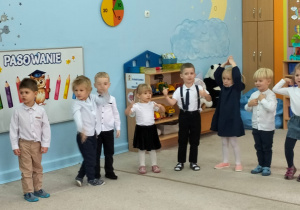 Dzieci inscenizują piosenkę ruchem