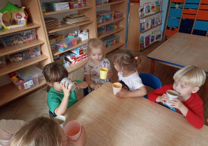 Dzieci próbują przygotowanego soku