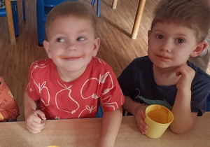 Dzieci próbują przygotowanego soku