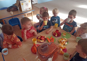 Dzieci próbują przygotowanego soku