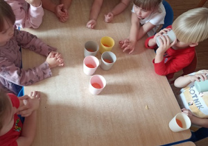 Dzieci próbują przygotowanego soku