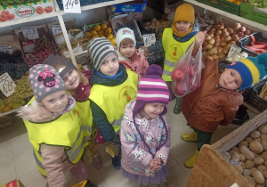 Dzieci wybierają owoce i warzywa