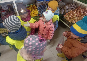 Dzieci wybierają owoce i warzywa