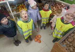 Dzieci wybierają owoce i warzywa