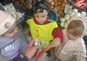 Dzieci wybierają owoce i warzywa