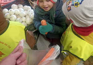 Dzieci wybierają owoce i warzywa