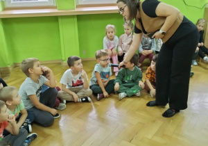 Dziecko udziela odpowiedzi na zagadkę