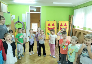 Dzieci śpiewają piosenkę