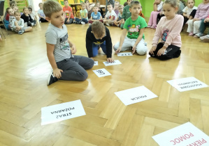 Dzieci układają numery alarmowe