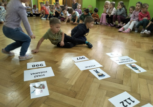 Dzieci układają numery alarmowe do odpowiednich służb