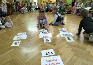 Dzieci układają numery alarmowe do odpowiednich służb