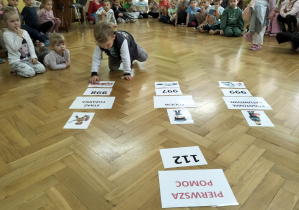 Dzieci układają numery alarmowe do odpowiednich służb