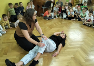 Nauczyciel prezentuje pozycję boczną ustaloną