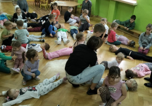 Dzieci uczą się pozycji bocznej ustalonej