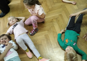 Dzieci uczą się pozycji bocznej ustalonej