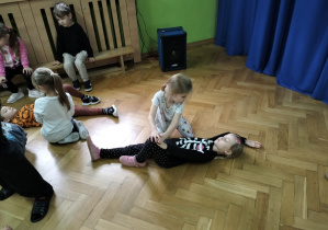 Dzieci uczą się pozycji bocznej ustalonej