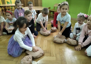 Dzieci uczą się na fantomach RKO