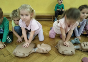 Dzieci uczą się na fantomach RKO