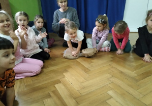 Dzieci uczą się na fantomach RKO