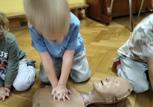 Dzieci uczą się na fantomach RKO