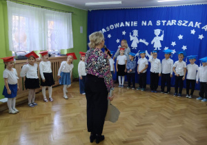 Pani dyrektor przemawia do dzieci