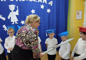 Pani dyrektor pasuje dzieci na straszaków