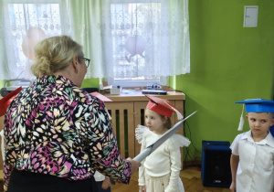 Pani dyrektor pasuje dzieci na straszaków