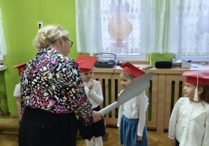 Pani dyrektor pasuje dzieci na straszaków