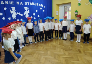 Dzieci śpiewają piosenkę