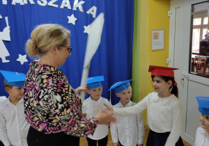 Pani dyrektor pasuje dzieci na straszaków