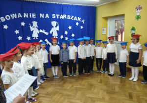 Dzieci śpiewają piosenkę