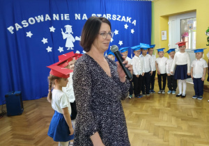 Nauczycielka przemawia do rodziców