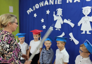 Pani dyrektor pasuje dzieci na straszaków