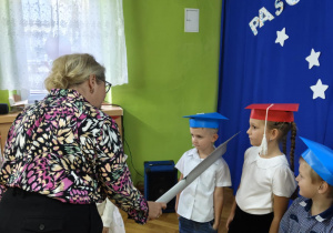 Pani dyrektor pasuje dzieci na straszaków