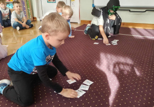 Chłopiec dopasowuje bajkowe postacie w pary