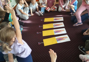 Zabawa z nożyczkami. Rozcinanie włosów Roszpunce.