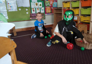 Chłopcy rzucają kostką do gry.