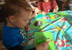 Dzieci wylepiają z plasteliny swojego bajkostwora.