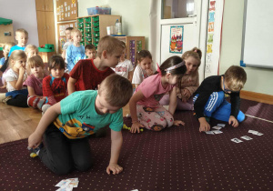 Dwóch chłopców dopasowuje pary postaci z bajek