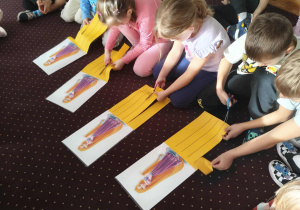 Dzieci rozcinają Roszpunce włosy.