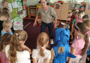 Nauczycielka tłumaczy zasady kolejnych konkurencji.